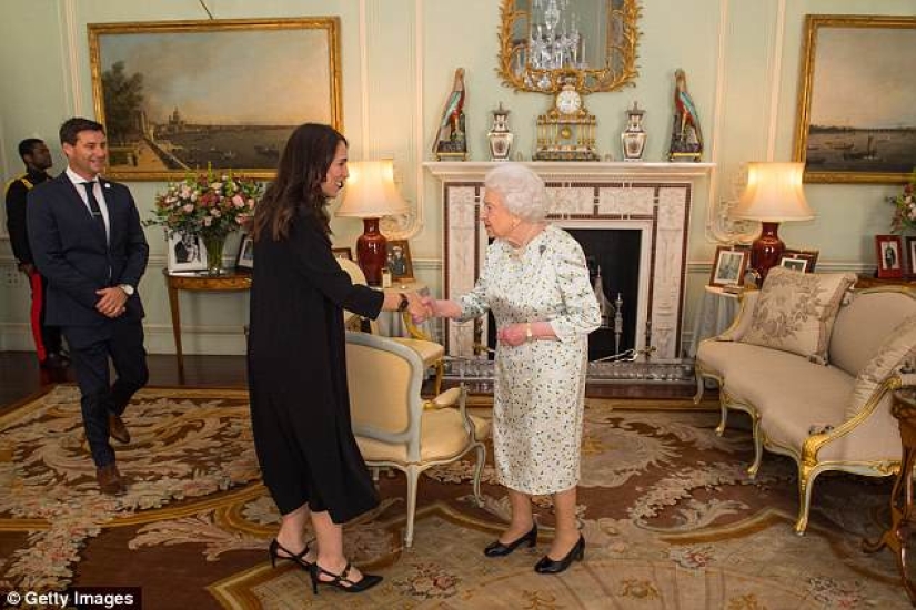 La reina Isabel retiró la foto de Meghan Markle del lugar de honor, donde estuvo de pie durante solo una semana La reina Isabel retiró la foto de Meghan Markle del lugar de honor, donde estuvo de pie durante solo una semana