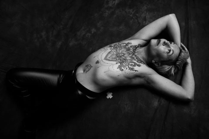 La verdad desnuda: Pacientes valientes se enfrentan al cáncer mostrando cicatrices en el conmovedor proyecto fotográfico de Ami Barwell