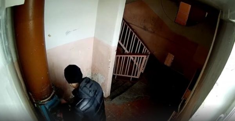 La vida de una entrada rusa: lo que la gente hace sin saber sobre una cámara oculta