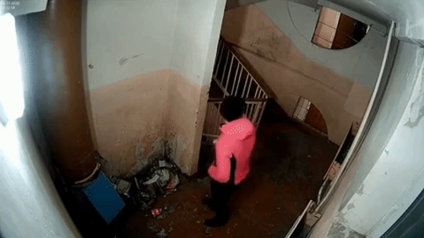 La vida de una entrada rusa: lo que la gente hace sin saber sobre una cámara oculta