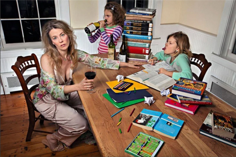 "Las alegrías de la vida familiar": un proyecto fotográfico sobre una madre muy mala "Las alegrías de la vida familiar": un proyecto fotográfico sobre una madre muy mala