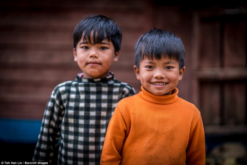 Las chicas de la barbilla se hacen tatuajes desfigurantes en la cara para que no sean secuestradas