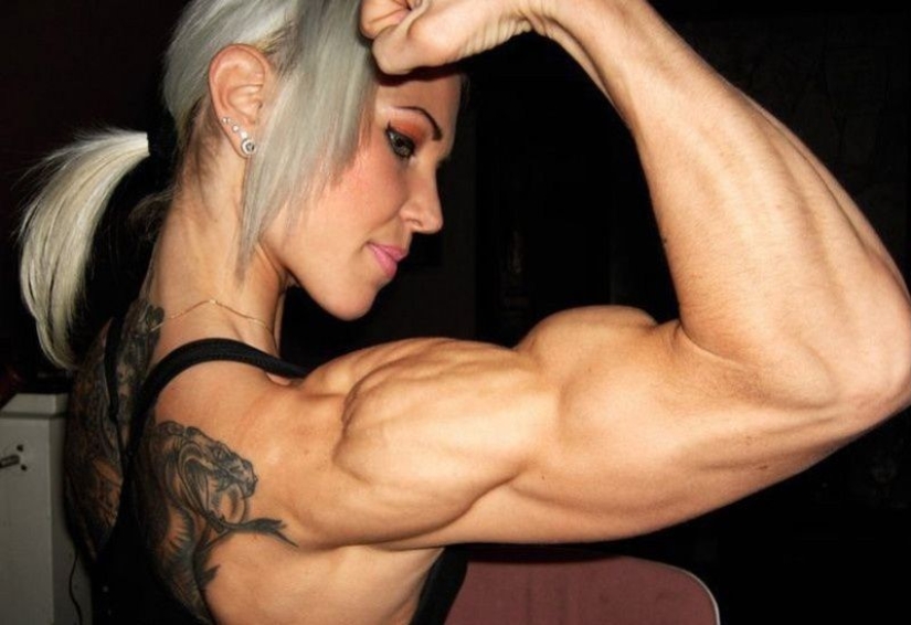 Las chicas más bellas con lucha de brazos: fuerza y gracia en una botella