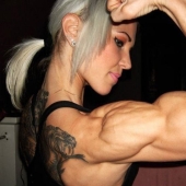 Las chicas más bellas con lucha de brazos: fuerza y gracia en una botella