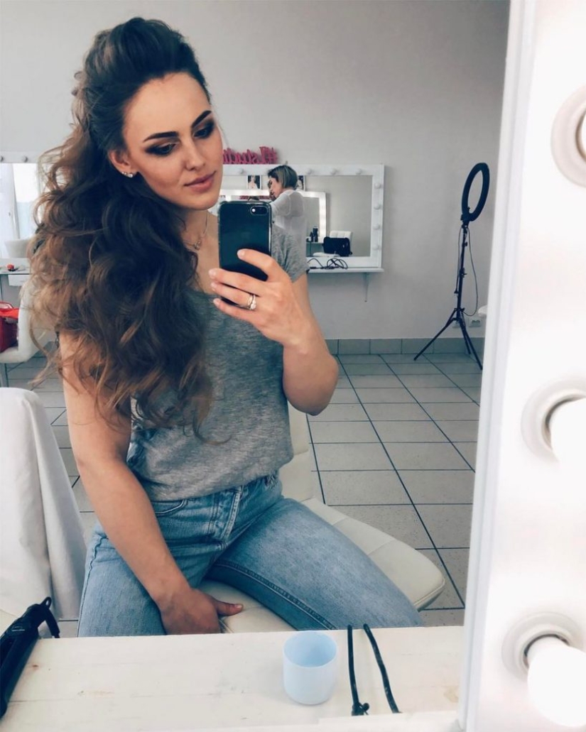 Las chicas más bellas con lucha de brazos: fuerza y gracia en una botella