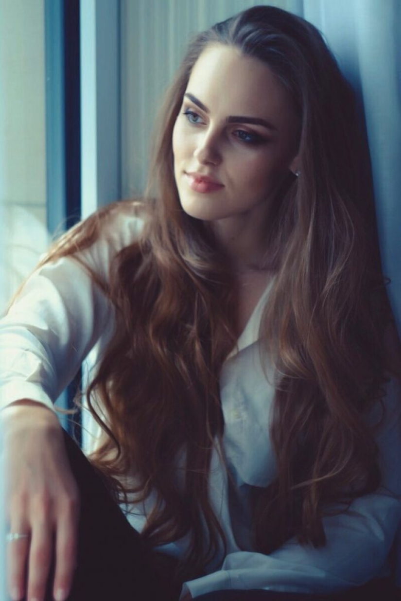 Las chicas más bellas con lucha de brazos: fuerza y gracia en una botella