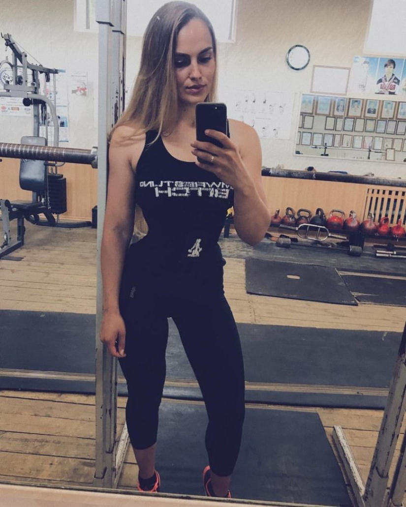 Las chicas más bellas con lucha de brazos: fuerza y gracia en una botella