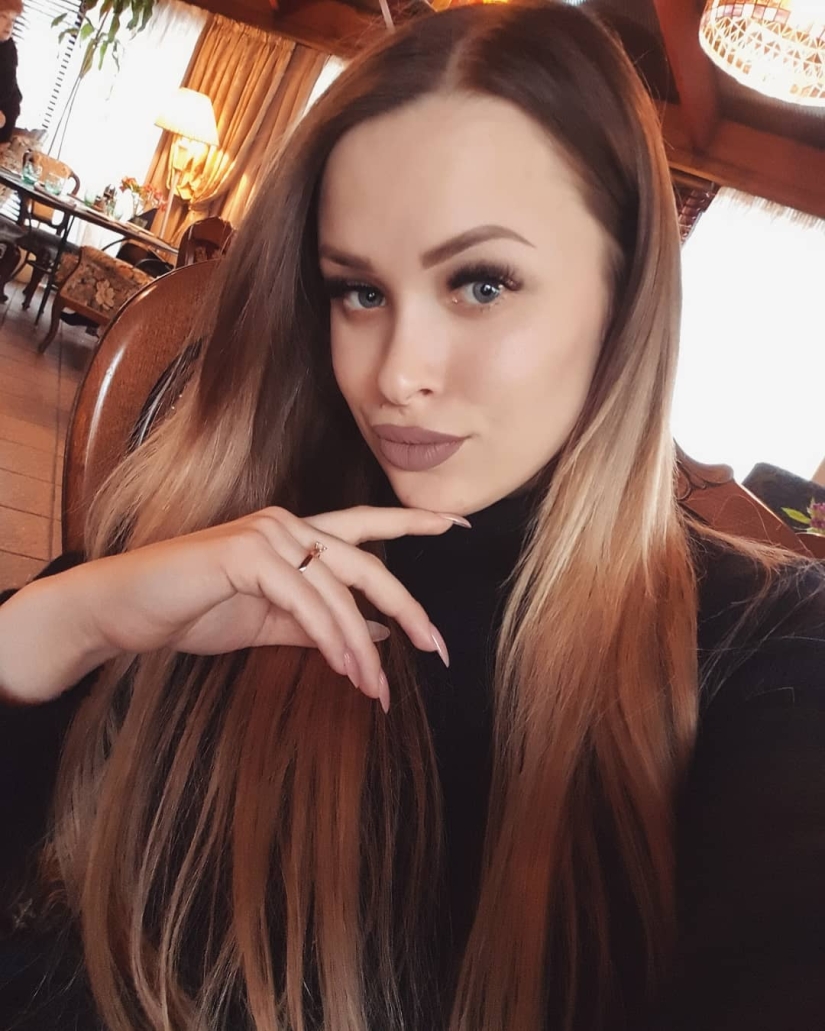 Las chicas más bellas con lucha de brazos: fuerza y gracia en una botella