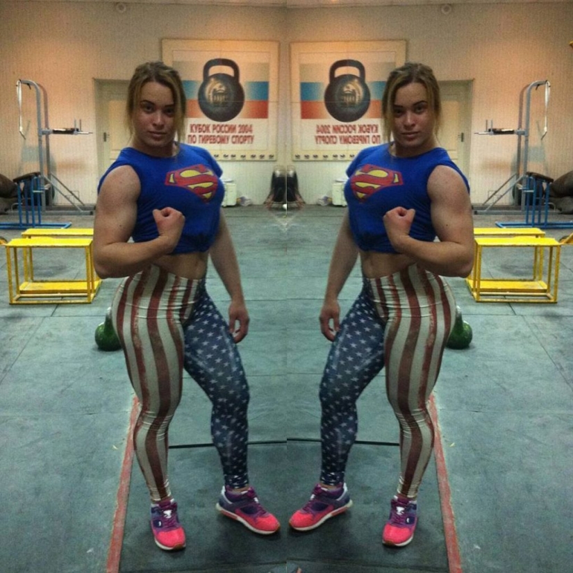 Las chicas más bellas con lucha de brazos: fuerza y gracia en una botella