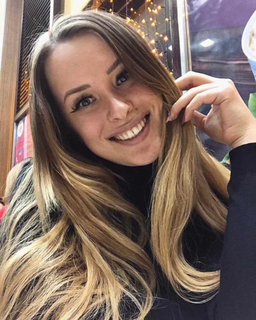 Las chicas más bellas con lucha de brazos: fuerza y gracia en una botella