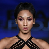 Las modelos de la pasarela de Miami Swim Week posan en un bikini de cinta