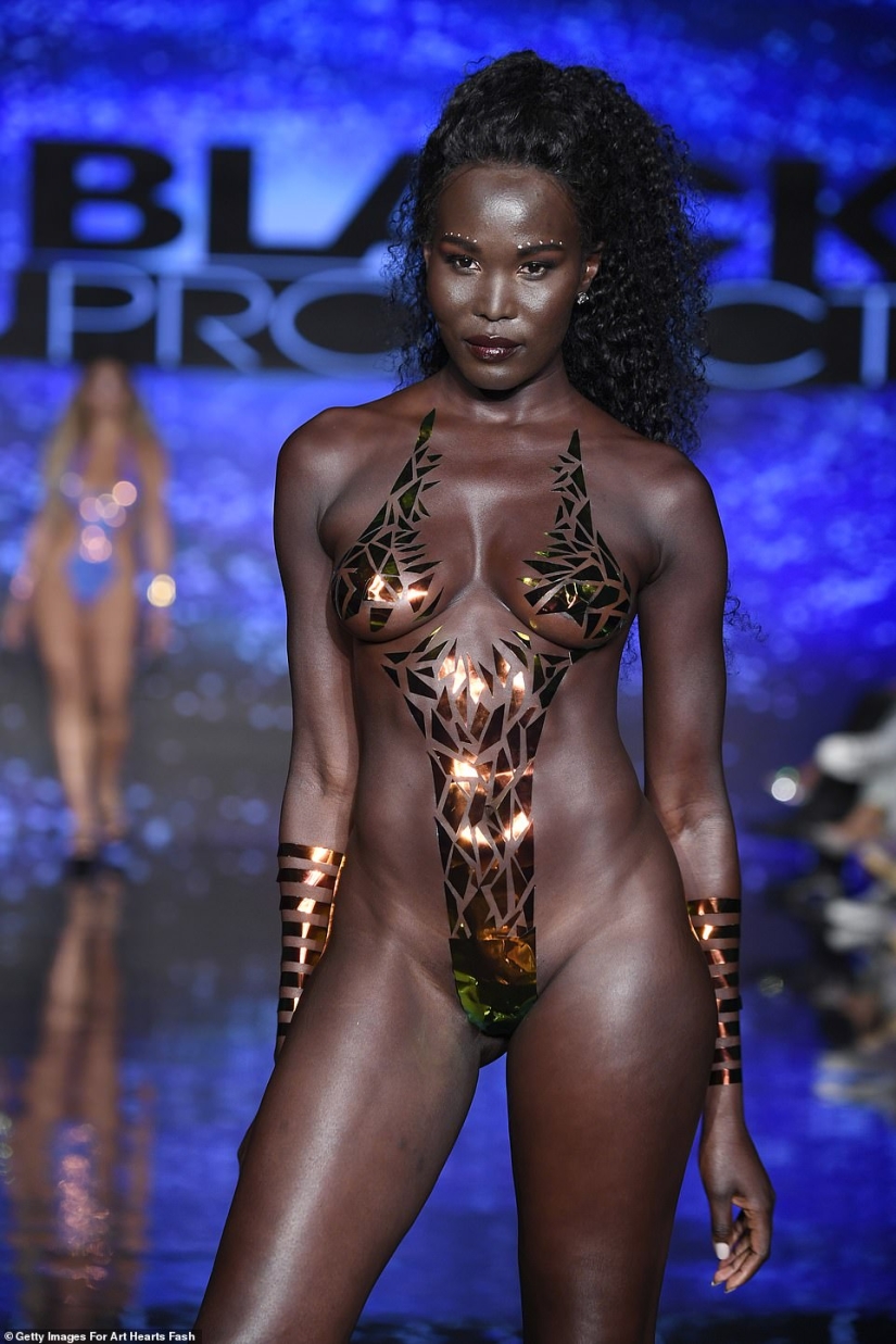 Las modelos de la pasarela de Miami Swim Week posan en un bikini de cinta