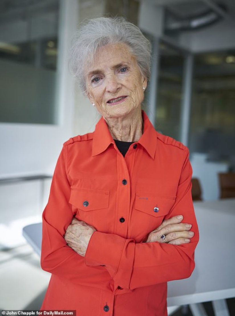 Leche por nocividad: una azafata de 79 años fue acusada de robar comida y despedida