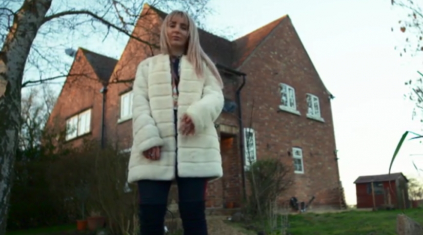 Lágrimas de diamante en los barrios pobres: la majorette estalló en lágrimas cuando ella y su pobre amiga fueron abordadas por dos gopnik