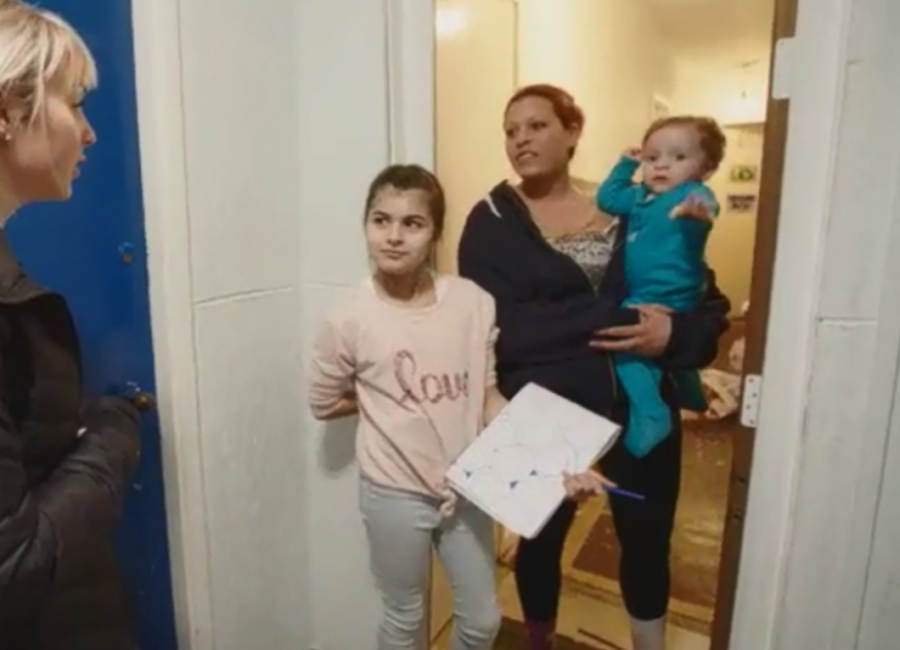 Lágrimas de diamante en los barrios pobres: la majorette estalló en lágrimas cuando ella y su pobre amiga fueron abordadas por dos gopnik