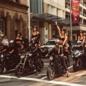 Libertad de estereotipos: bellezas desnudas calientes montaron alrededor de Sydney en bicicletas