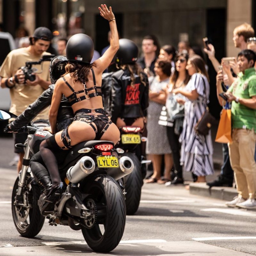 Libertad de estereotipos: bellezas desnudas calientes montaron alrededor de Sydney en bicicletas