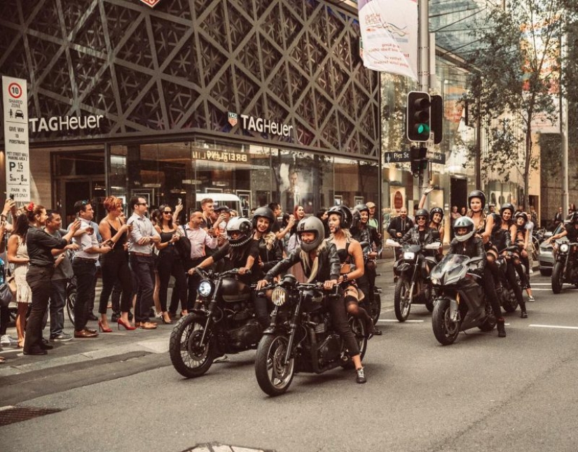 Libertad de estereotipos: bellezas desnudas calientes montaron alrededor de Sydney en bicicletas