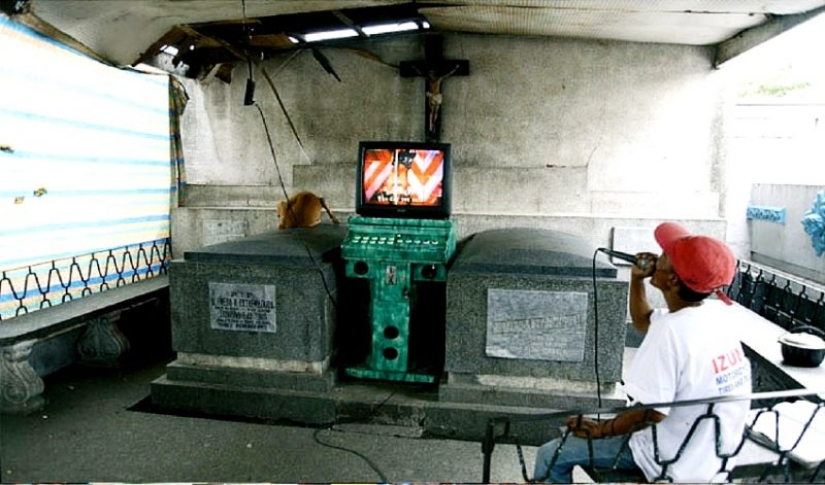 Life at the cemetery: 13 photos