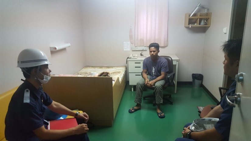 Life of Pi: the guy ate fish and drank seawater for 49 days to survive in the middle of the ocean