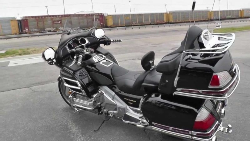 Life on the road: a century-old biker "Bun" travels the roads of Canada