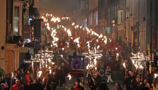 Light up! Guy Fawkes Night in the UK was bright and hot Light up! Guy Fawkes Night in the UK was bright and hot