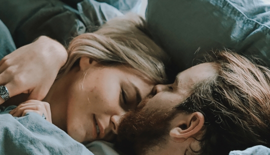 Lo que tu posición para dormir dice sobre tu relación Lo que tu posición para dormir dice sobre tu relación