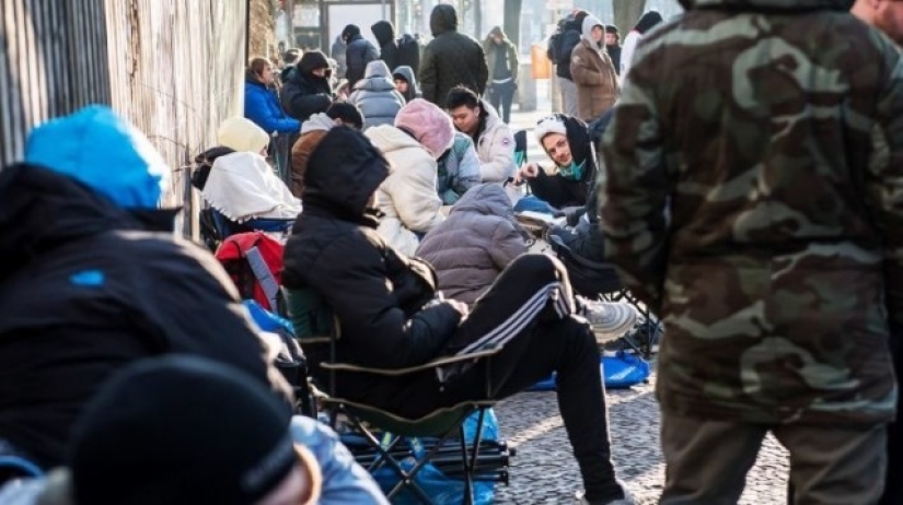 Los berlineses se alinearon para las zapatillas con una tarjeta de viaje incorporada Los berlineses se alinearon para las zapatillas con una tarjeta de viaje incorporada