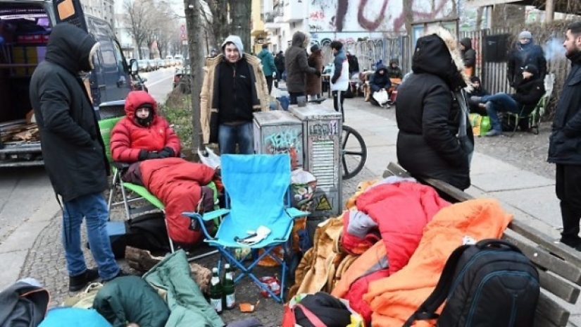 Los berlineses se alinearon para las zapatillas con una tarjeta de viaje incorporada Los berlineses se alinearon para las zapatillas con una tarjeta de viaje incorporada