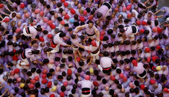 Los catalanes compiten por construir las torres humanas más grandes de España.