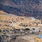 Los chinos están conquistando gradualmente África, construyendo caminos impecables por los que nadie conduce