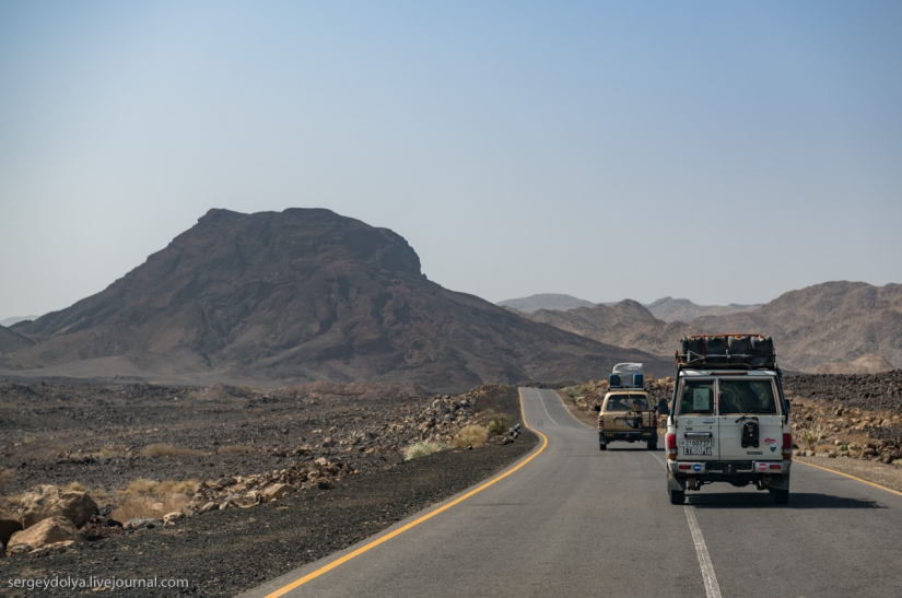 Los chinos están conquistando gradualmente África, construyendo caminos impecables por los que nadie conduce