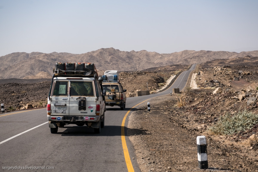 Los chinos están conquistando gradualmente África, construyendo caminos impecables por los que nadie conduce