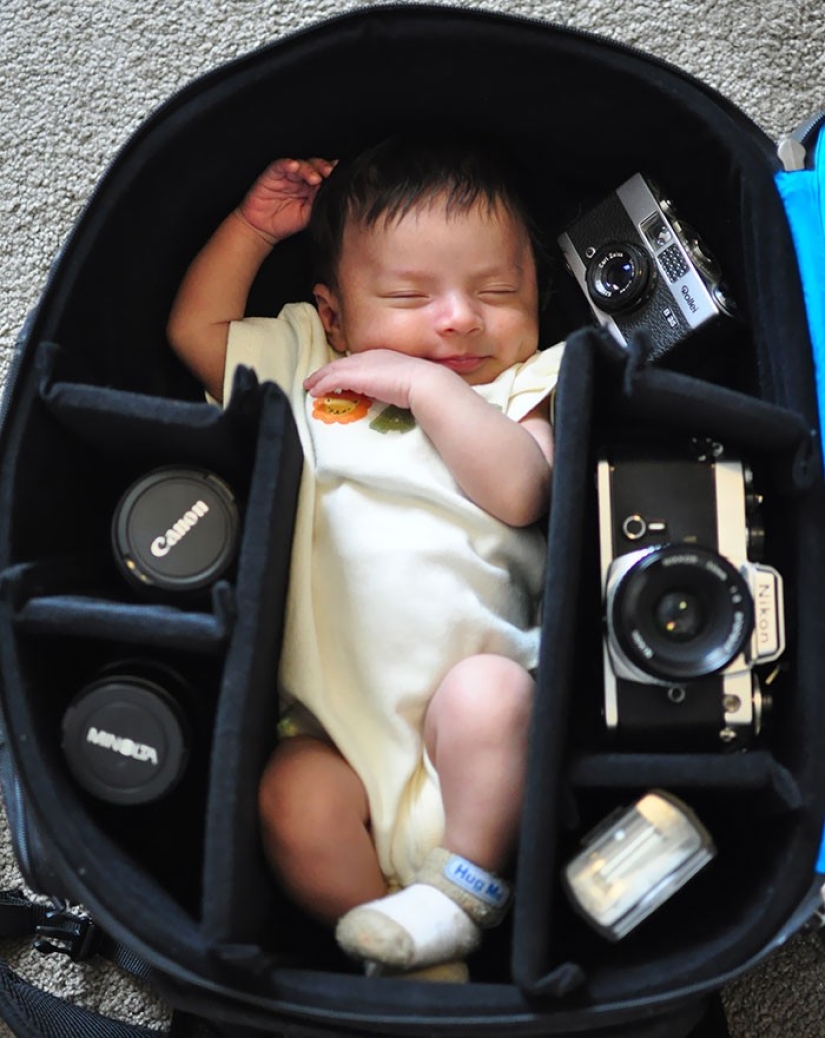 Los fotógrafos toman fotos de sus pequeños hijos en bolsas de fotos Los fotógrafos toman fotos de sus pequeños hijos en bolsas de fotos