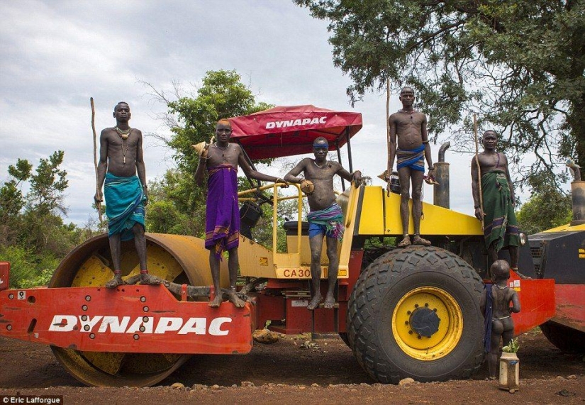Los hombres de la tribu etíope beben sangre con leche para obtener el título de habitante más gordo de la aldea Los hombres de la tribu etíope beben sangre con leche para obtener el título de habitante más gordo de la aldea