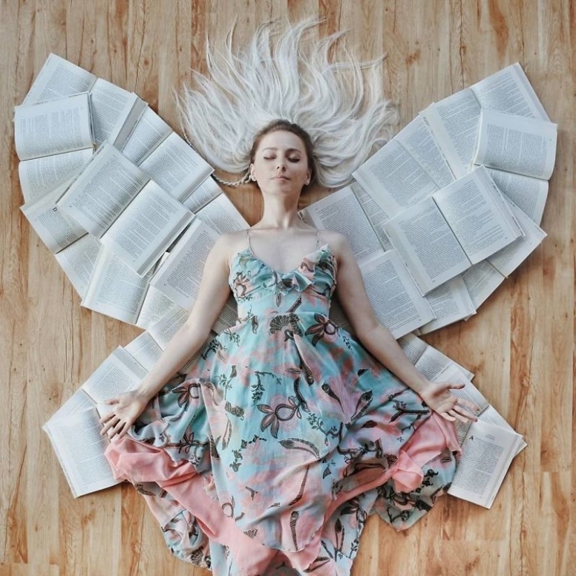 Los libros como arte: una niña realiza coloridas instalaciones de su biblioteca Los libros como arte: una niña realiza coloridas instalaciones de su biblioteca