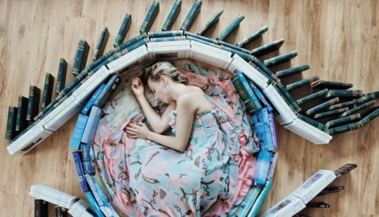 Los libros como arte: una niña realiza coloridas instalaciones de su biblioteca