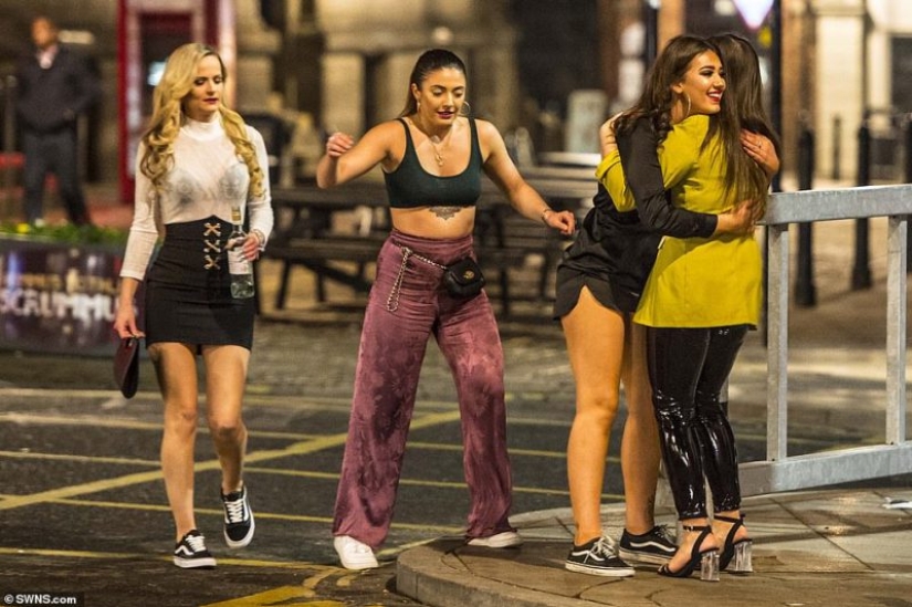 Los últimos románticos: amor, juventud y alcohol en las calles del Reino Unido en el día de San Valentín Los últimos románticos: amor, juventud y alcohol en las calles del Reino Unido en el día de San Valentín