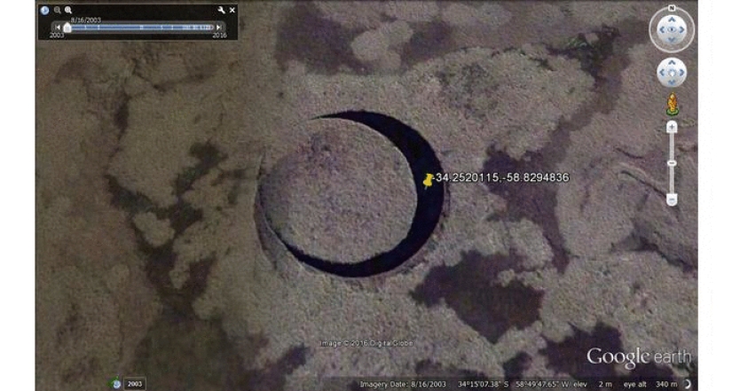 Los lugareños dicen que una antigua deidad vive allí: un lago perfectamente redondo con una isla flotante excita las mentes de los científicos