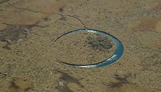 Los lugareños dicen que una antigua deidad vive allí: un lago perfectamente redondo con una isla flotante excita las mentes de los científicos