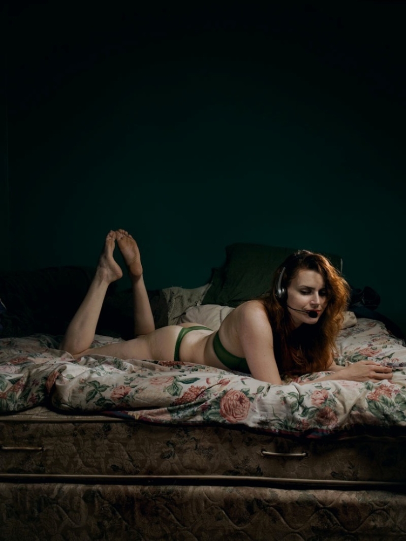 Los operadores del servicio de "sexo telefónico" revelan las fantasías secretas de sus clientes en el proyecto fotográfico de Phil Toledano