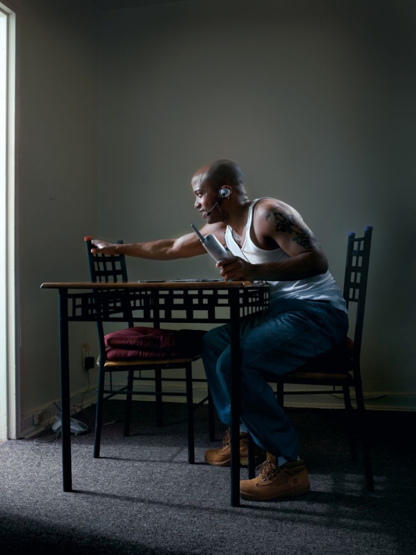 Los operadores del servicio de "sexo telefónico" revelan las fantasías secretas de sus clientes en el proyecto fotográfico de Phil Toledano