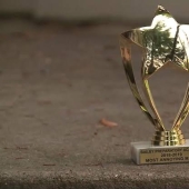 Los padres están indignados de que su hijo autista haya recibido el premio al "Niño más molesto" en la escuela