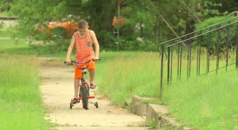 Los padres están indignados de que su hijo autista haya recibido el premio al "Niño más molesto" en la escuela