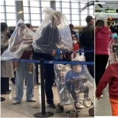 Los pasajeros asustados se ponen bolsas y botellas de plástico en la cabeza para protegerse del coronavirus