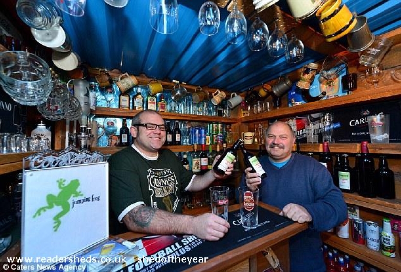 Los vecinos construyeron su propio pub en el estrecho espacio entre las casas