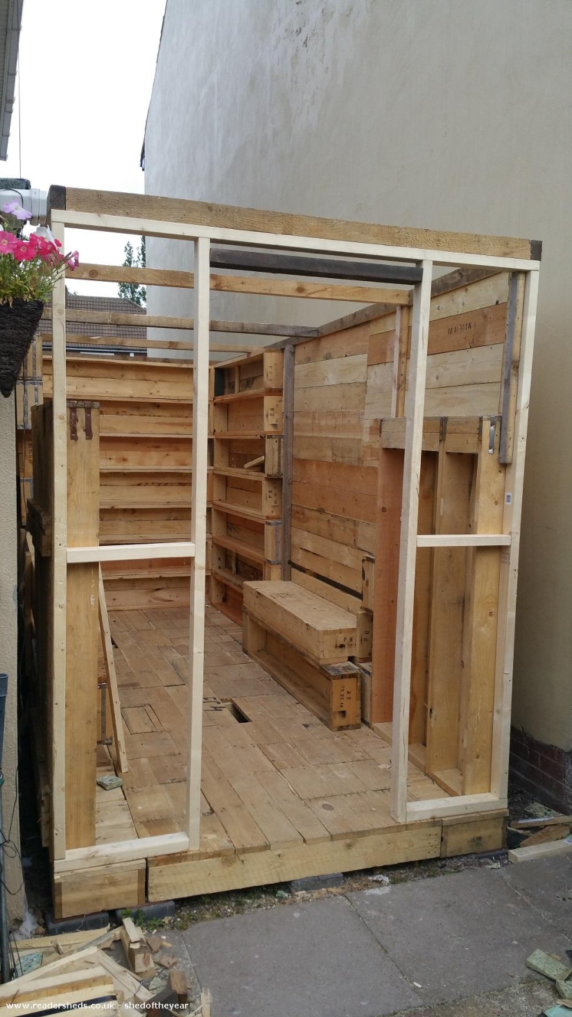 Los vecinos construyeron su propio pub en el estrecho espacio entre las casas