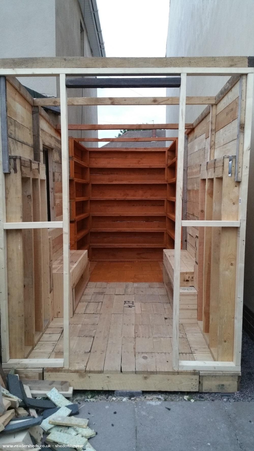 Los vecinos construyeron su propio pub en el estrecho espacio entre las casas