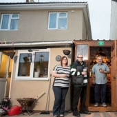 Los vecinos construyeron su propio pub en el estrecho espacio entre las casas