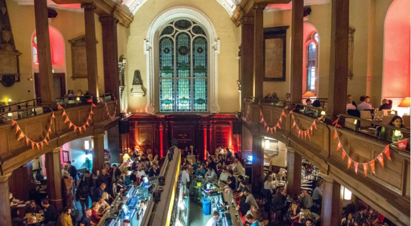 Los vicios de Dublín por la noche: un Halloween de borrachos en la iglesia y personas sin hogar atadas Los vicios de Dublín por la noche: un Halloween de borrachos en la iglesia y personas sin hogar atadas